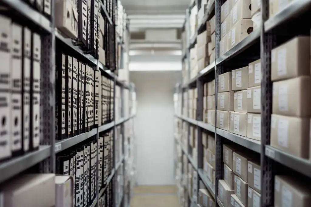 corner inner view of 3PL warehouse, shows stored items and cartons || tips for new e-commerce