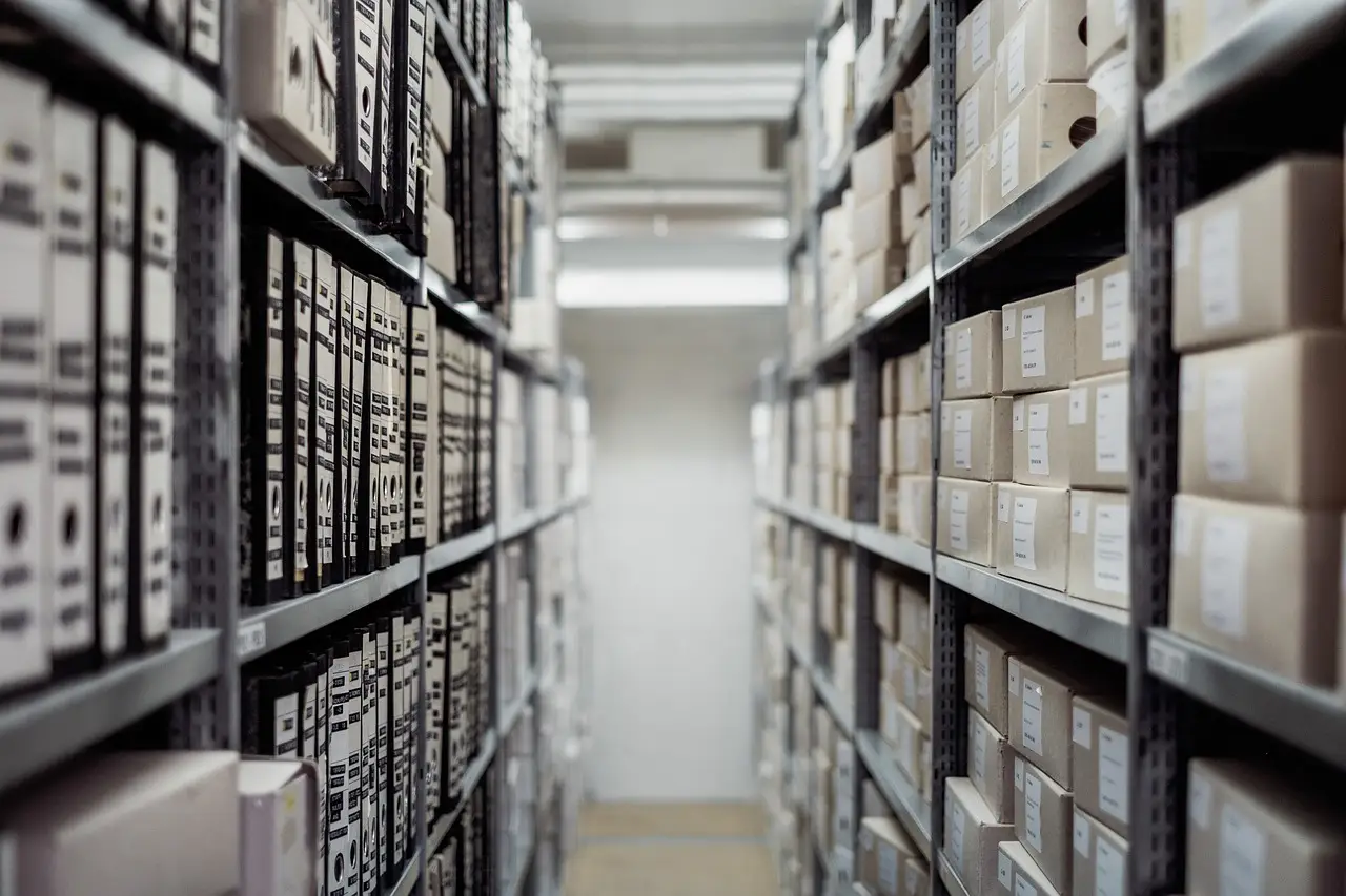 corner inner view of 3PL warehouse, shows stored items and cartons || tips for new e-commerce