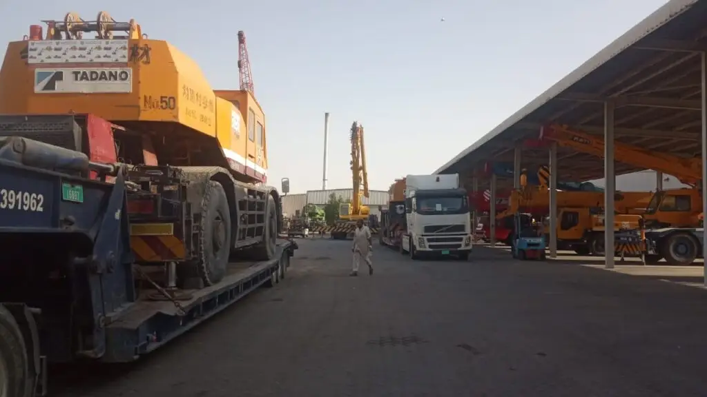 very low Lowbed or lowboy with machinery loaded - Land freight by GHSL